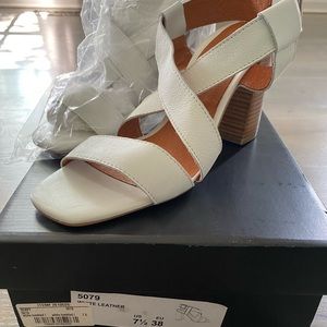 NIB white leather Renvy strapping sandals sz 7.5
